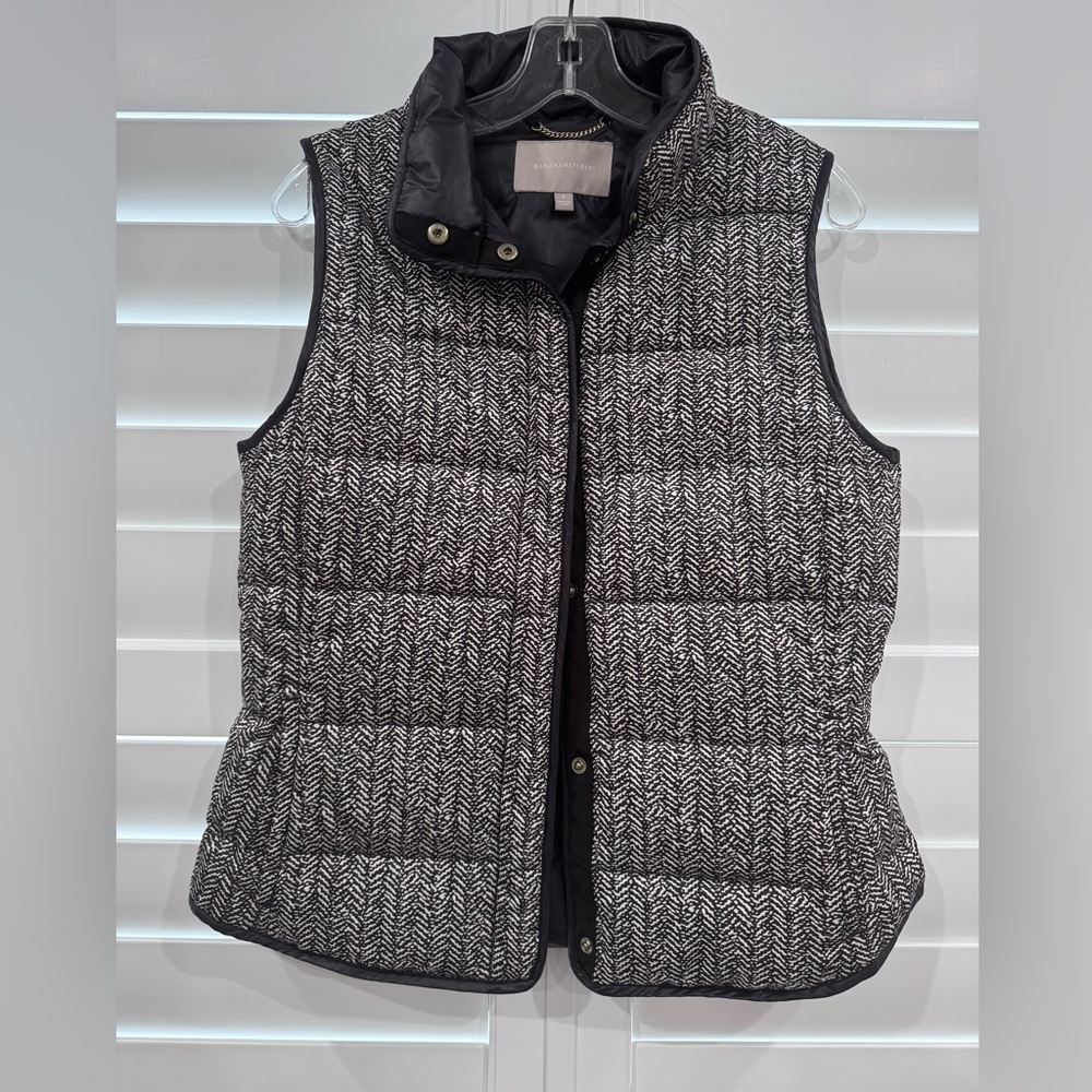 Banana Republic puffer vest. Worn once, size small
